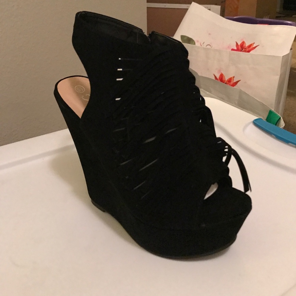 Black wedges