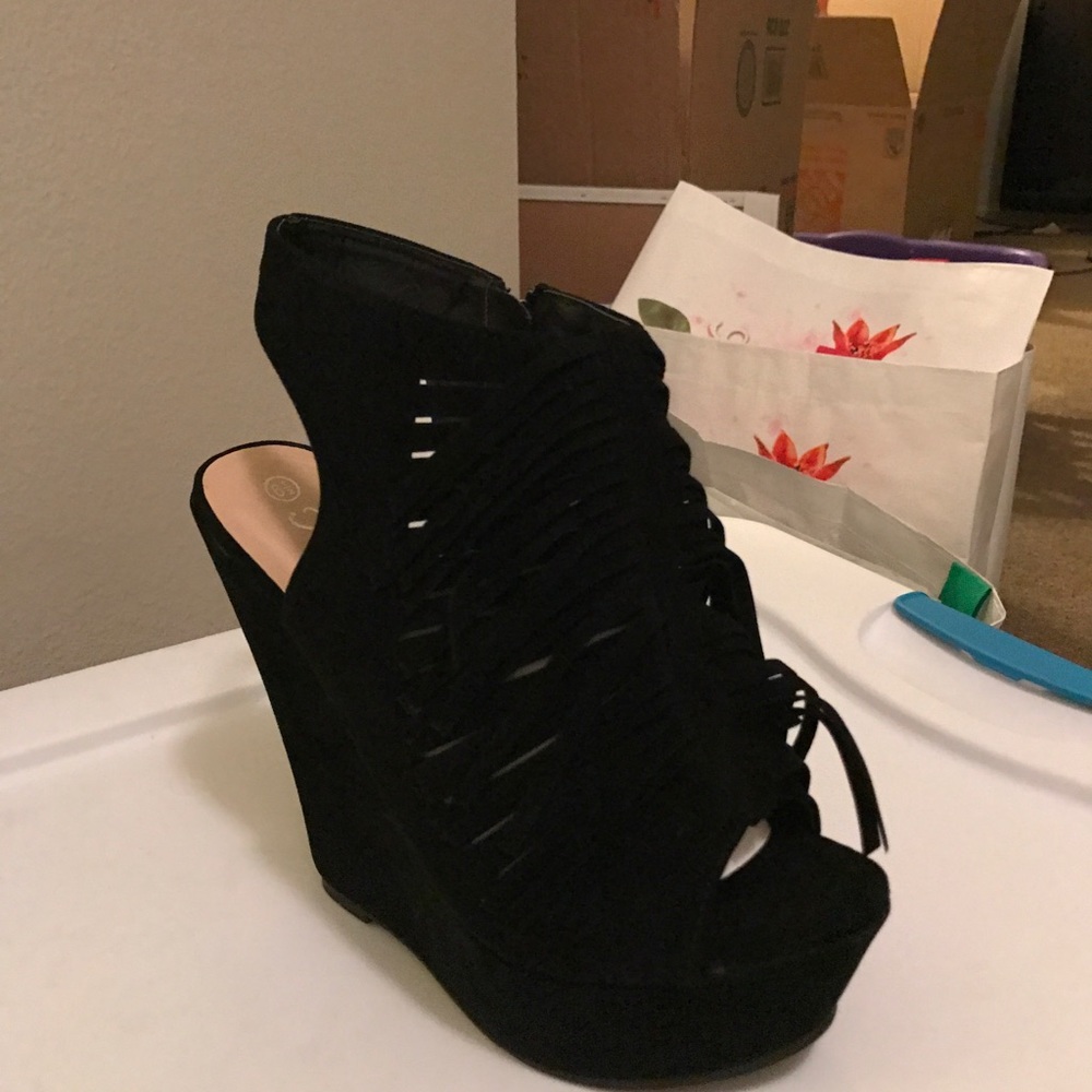 Black wedges