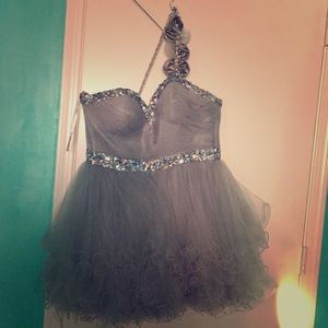 One sleeve dress size large only used ONCE.!!