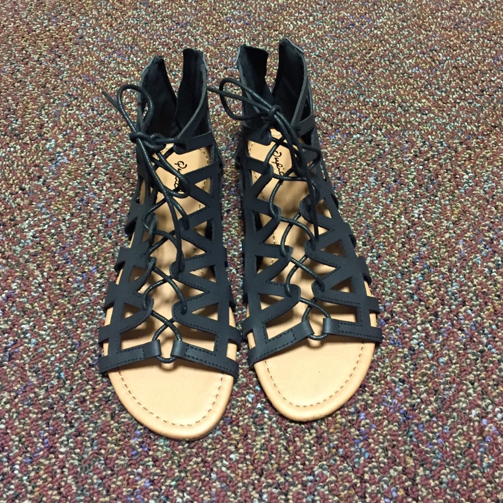 Qupid NWT Strappy Lace Up Sandals