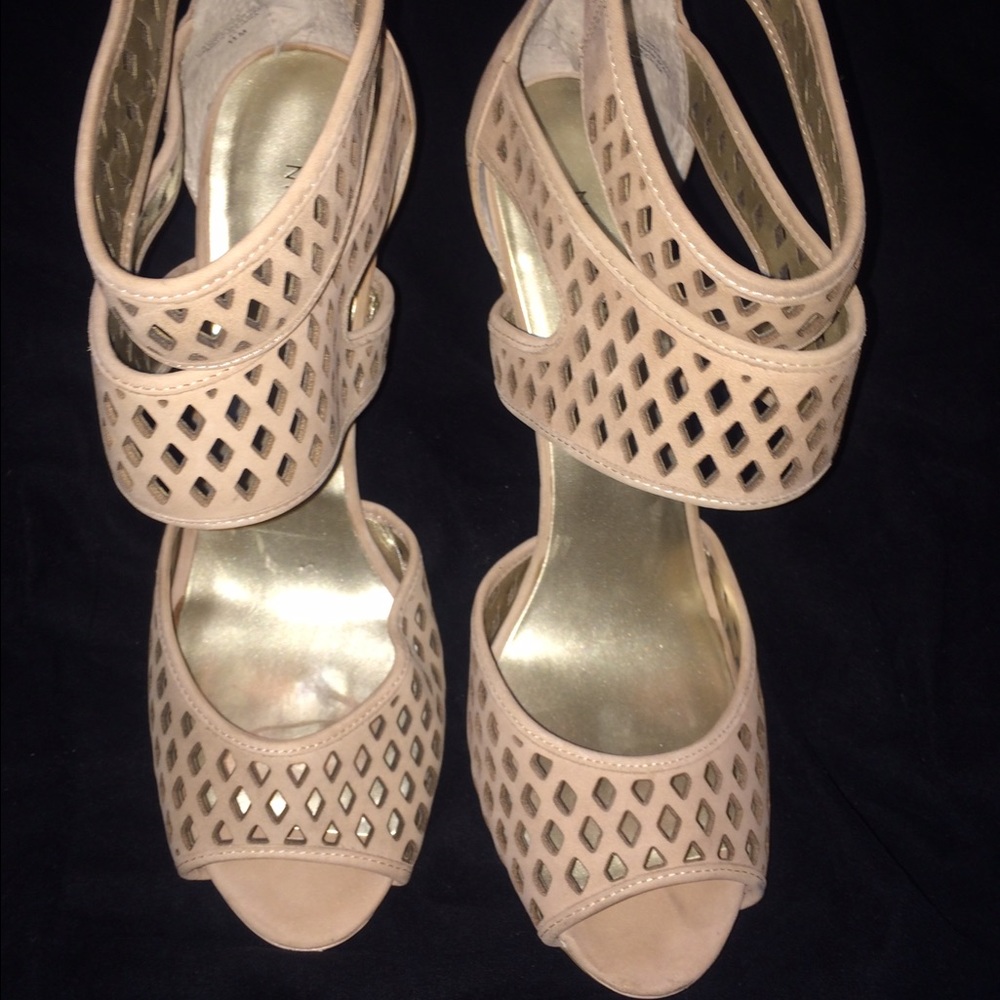 Beige suede perforated heels