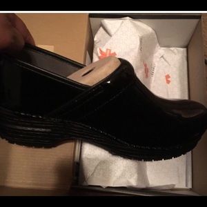 Black dansko nursing shoes