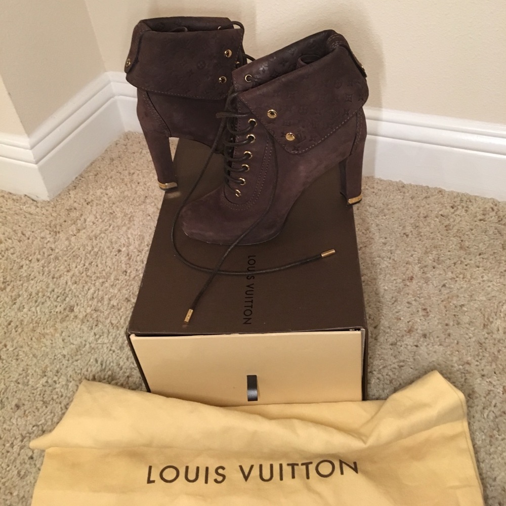 Louis Vuitton Starlet brown suede lace up boots