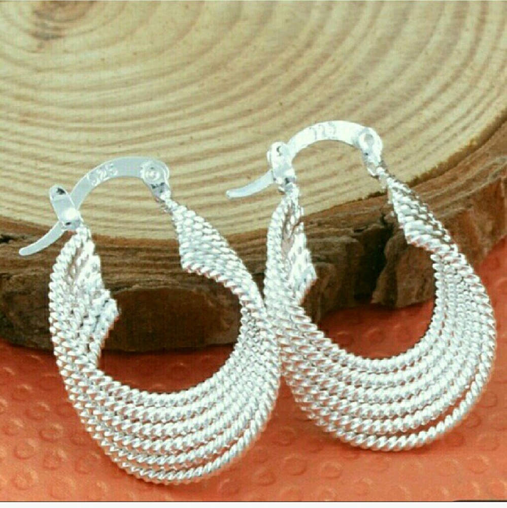 💘💘NIB Genuine Silver Hoop Earrings💘💘