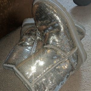 WOMENS SIZE 8 SEQUIN UGGS