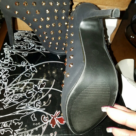 booties - Picture 2 of 4