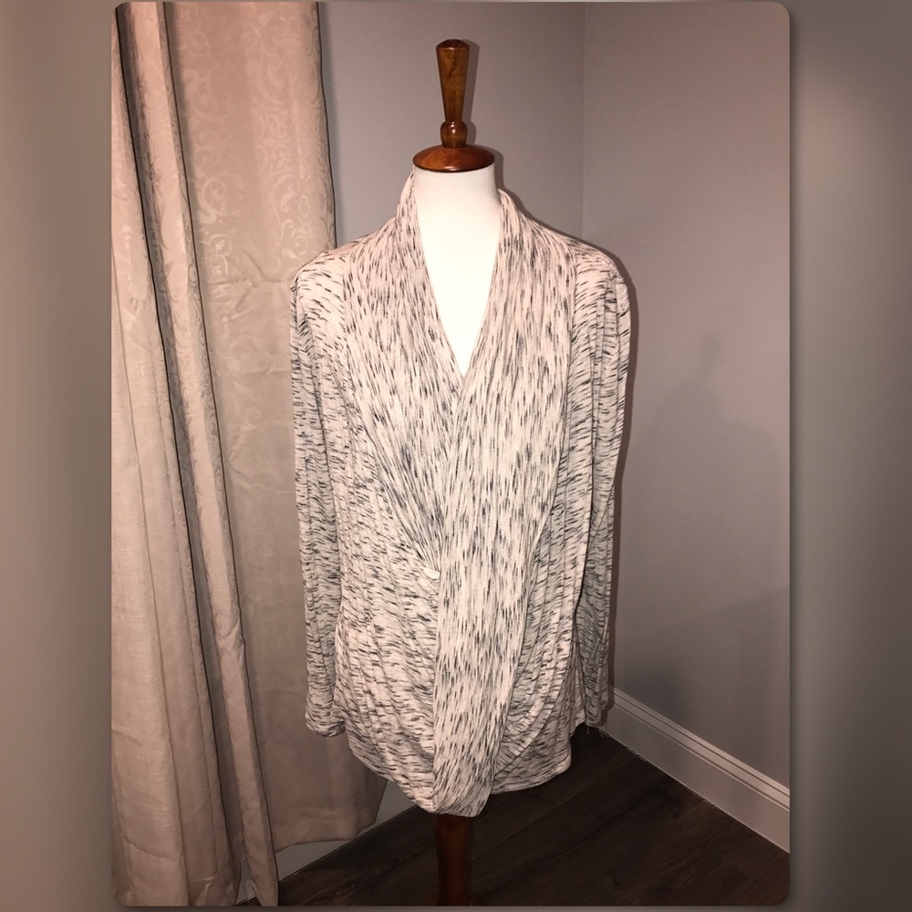 Drape front long sleeve too Apt. 9