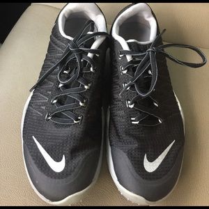 Black Nike tennis shoes