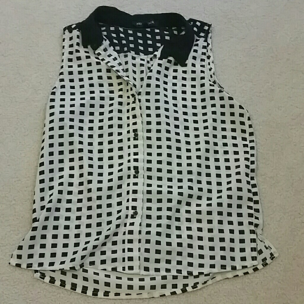 Checkered sleeveless button up