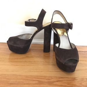 MK LONDON SUEDE PLATFORM PEEP-TOE SANDAL