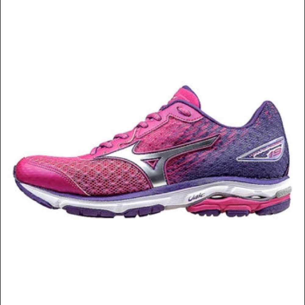 Mizuno Wave Rider 19 running shoe