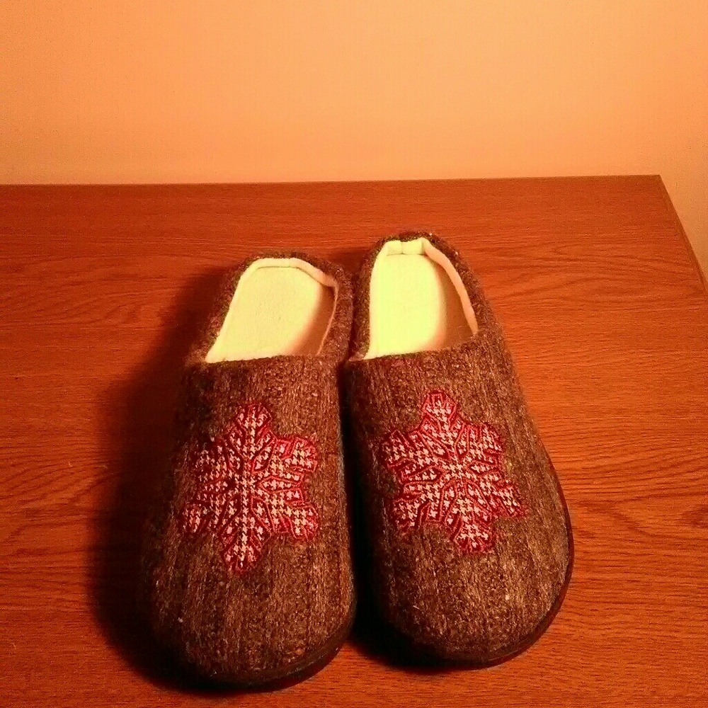 Isotoner Slip-ons (New without tag)