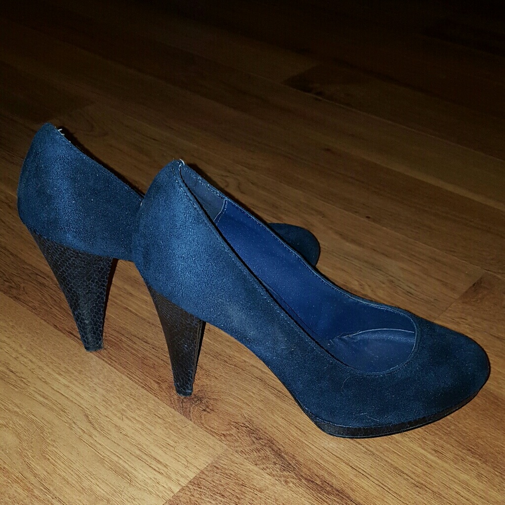 Blue suede pumps