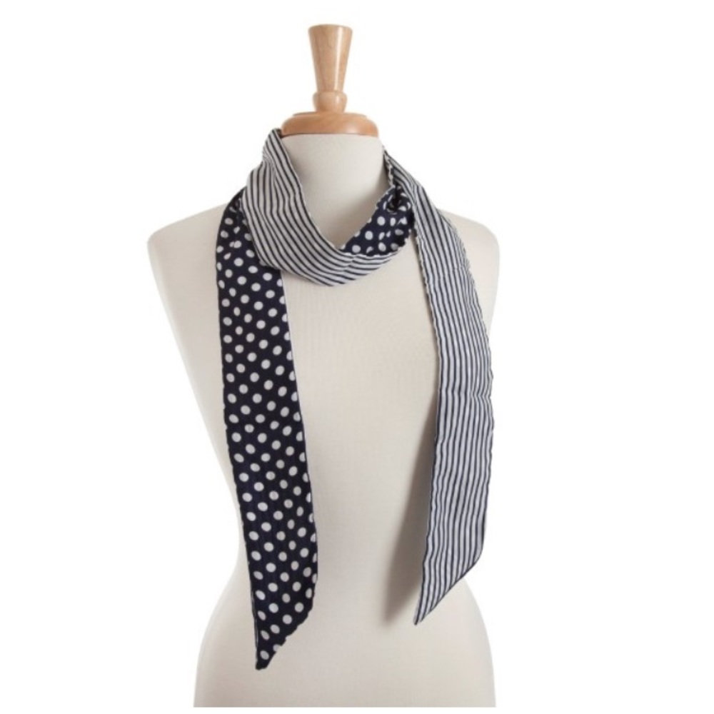Reversible navy blue skinny scarf.