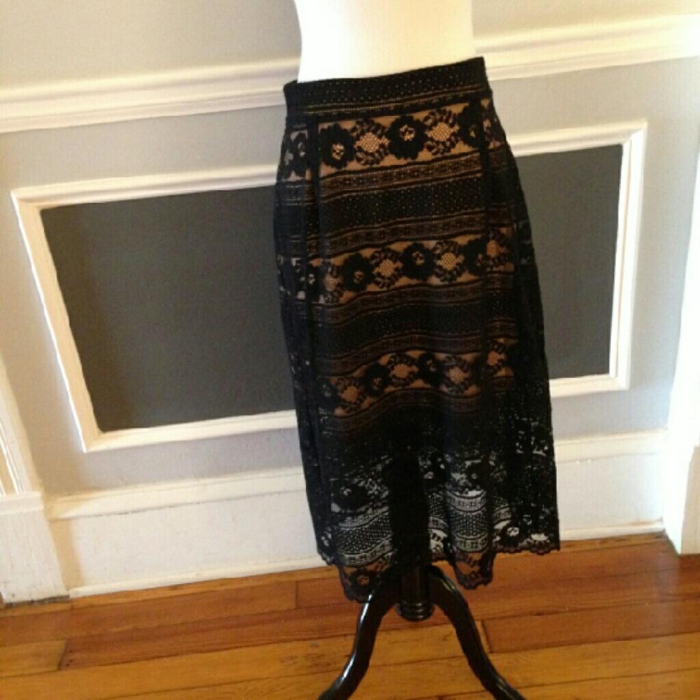 SALE! blk lace skirt- sz M NWOT