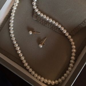 Freshwater pearl necklace and earrings