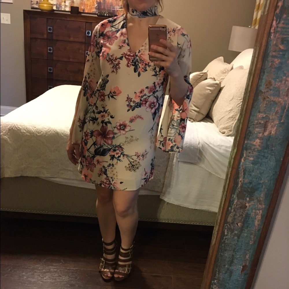 Sale! Pink bell sleeve mock neck mini floral dress - Picture 4 of 5