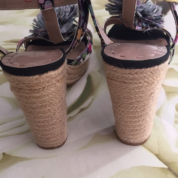 Tahari • Floral Espadrilles • NWOT - Picture 4 of 4
