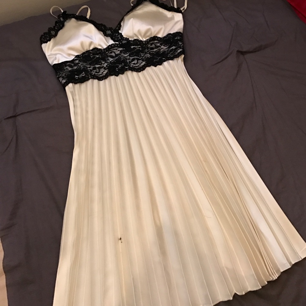 Satin like dress - Picture 1 of 5