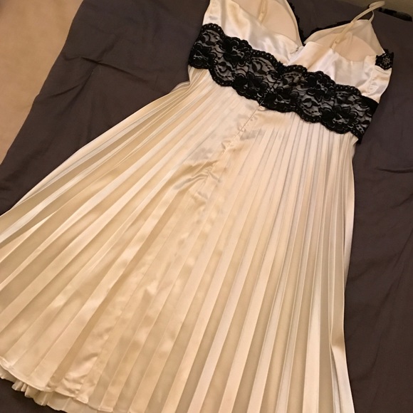 Satin like dress - Picture 2 of 5
