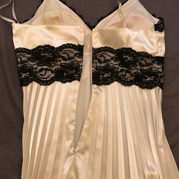 Satin like dress - Picture 3 of 5