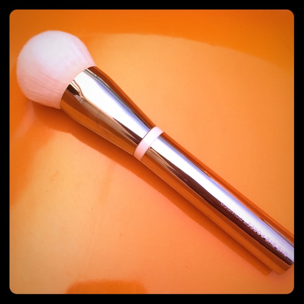 *Sale* It Cosmetics Bye Bye Pores Powder Brush