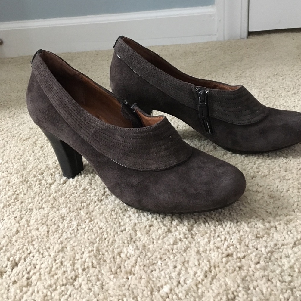 NWOT Clarks suede zip booties
