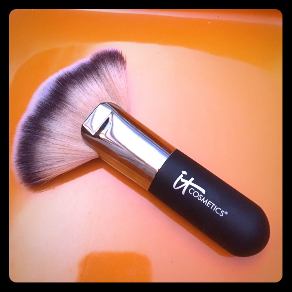 Sale! It Cosmetics Heavenly Luxe Mega Fan Brush