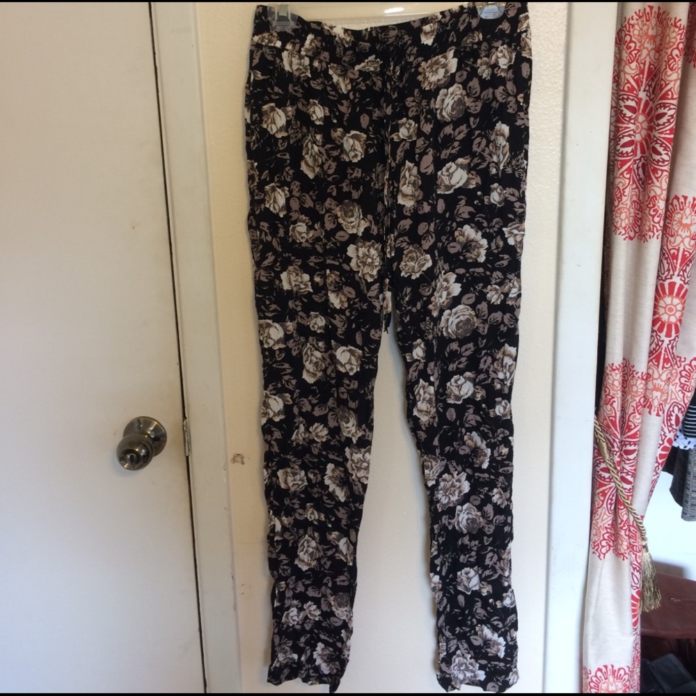 Floral cropped pants