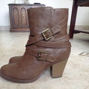 Super cute brown boots!