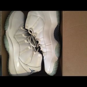 Jordan 11 Legend Blues