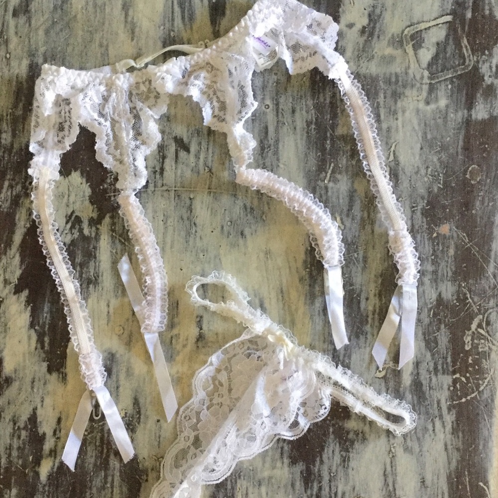 FREDRICK'S OF HOLLYWOOD lace garter and thong