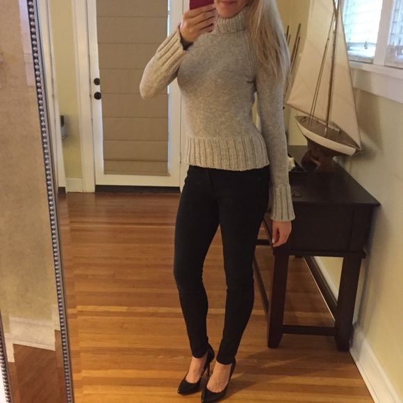 Delia's Super Cute Sweater! - Picture 1 of 4