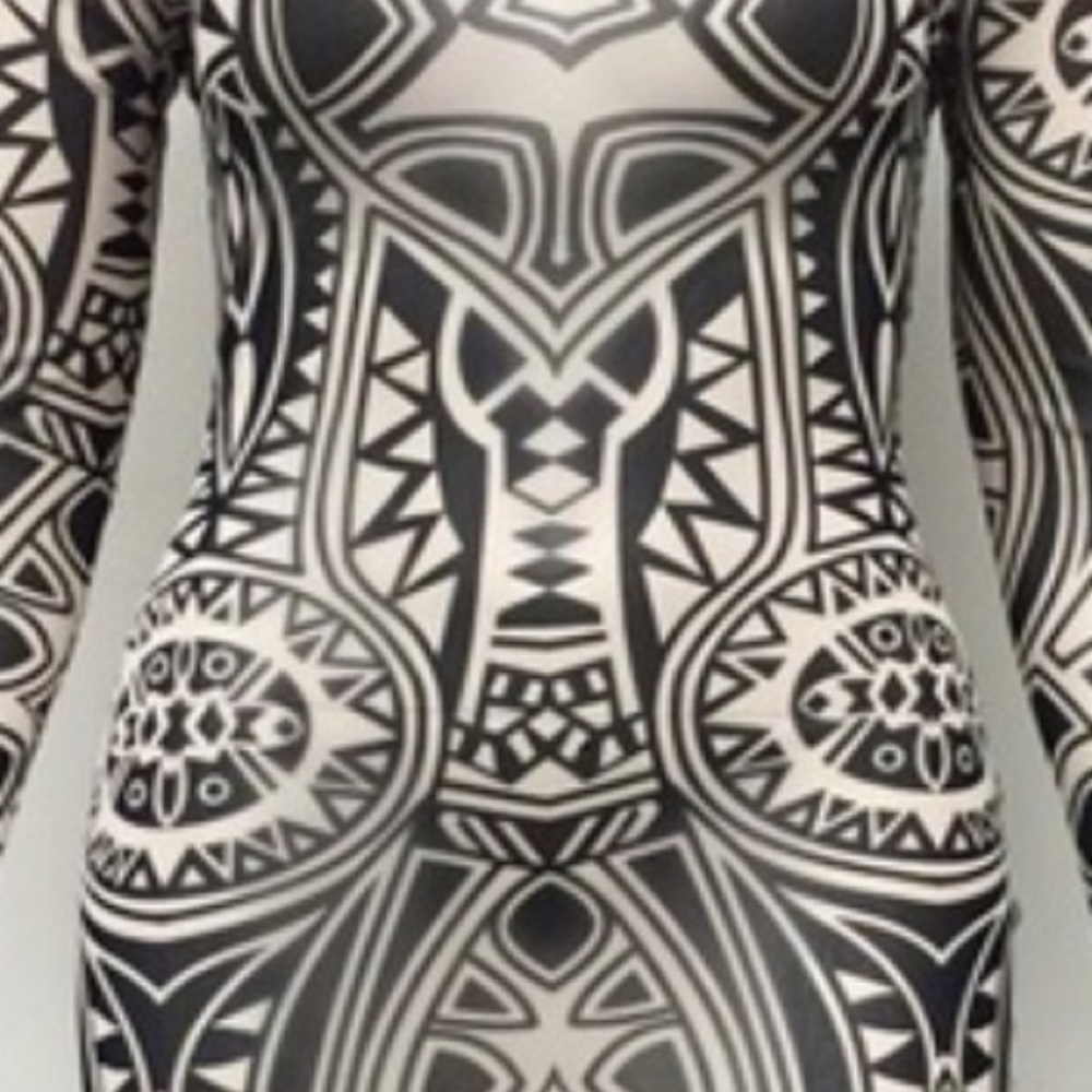 CURVY Abstract Pattered bodycon Mesh Dress - Picture 6 of 7