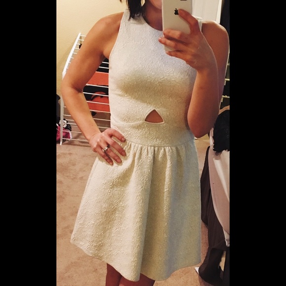 Ivory Textured Dress - Picture 4 of 7