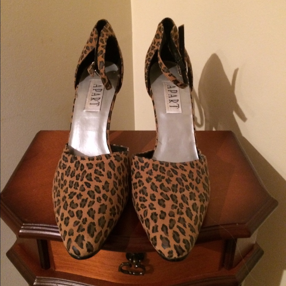 Ladies Leopard Print Leather Shoes NWOT Very nice