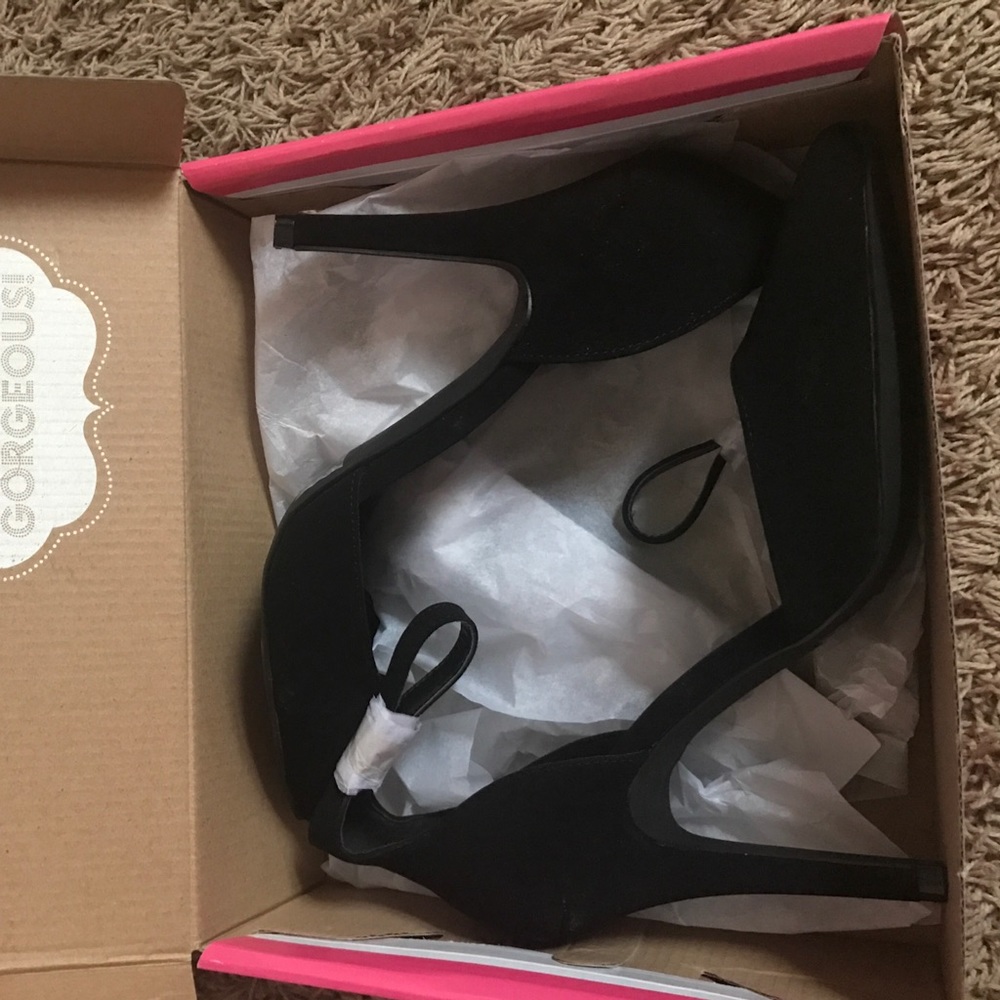 Shoes - Picture 2 of 3