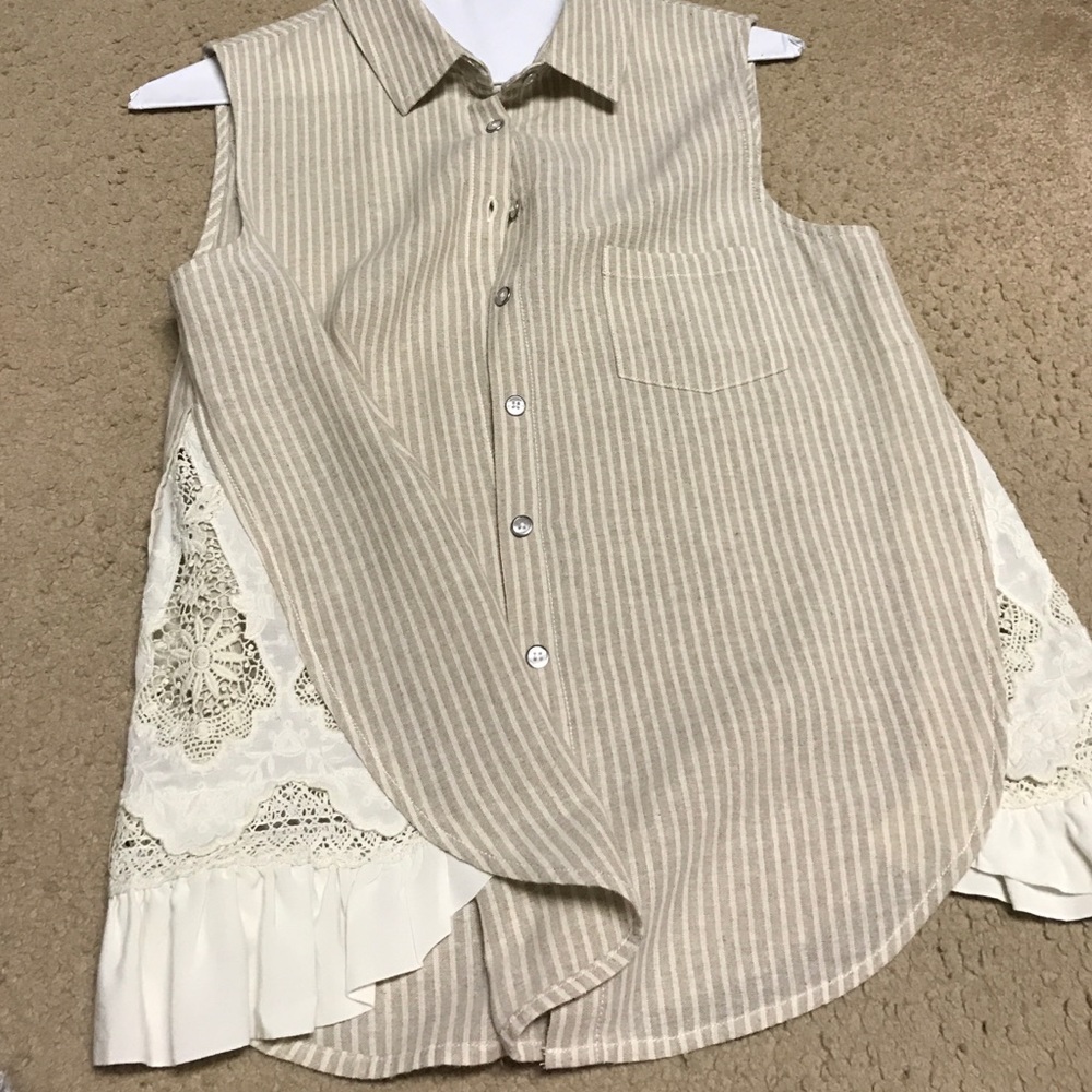 Sleeveless striped top with lace side Inset