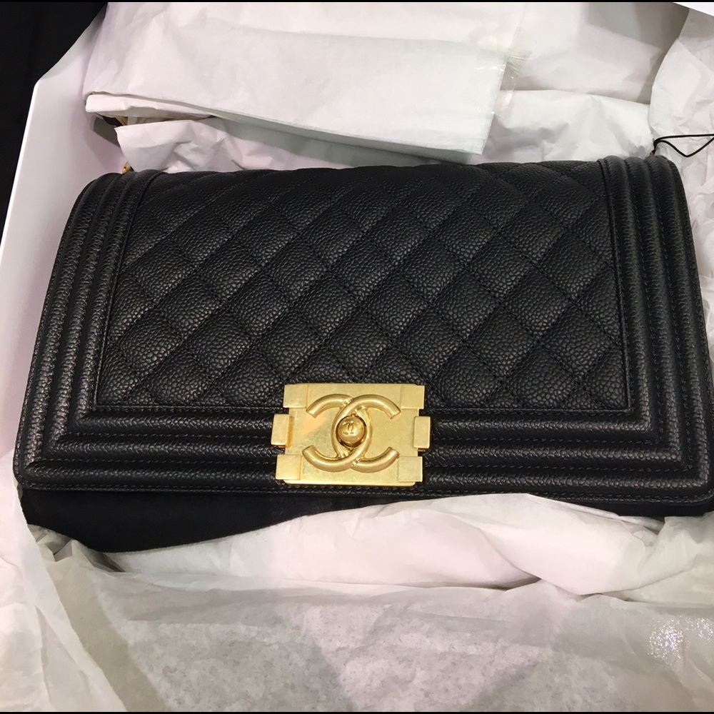 🎈SOLD🎈Chanel Boy Medium Caviar Gold hardware - Picture 1 of 2
