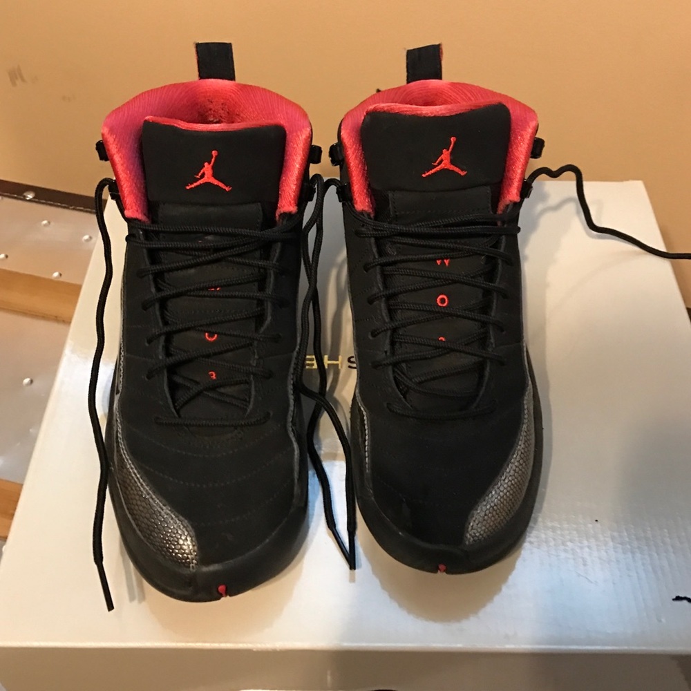 Authentic Jordan 12s SZ 5.5 YOUTH GREAT CONDITION