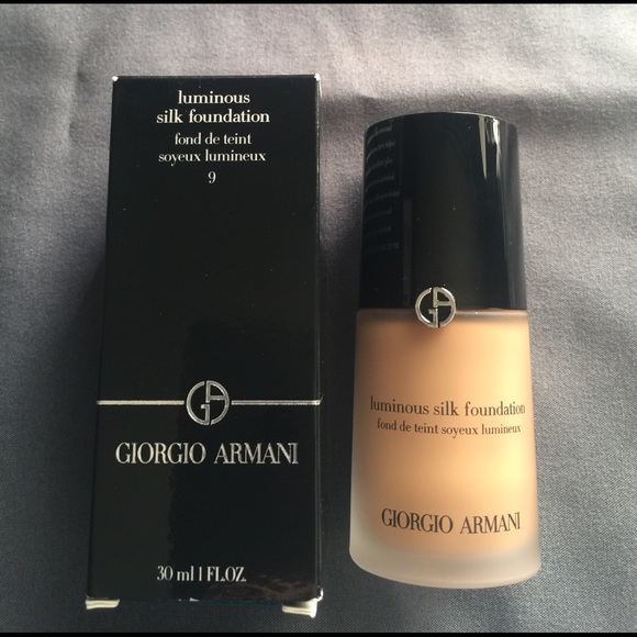 Giorgio Armani Beauty Luminous Silk Foundation - Picture 2 of 5