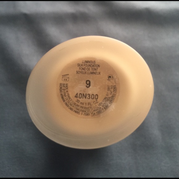 Giorgio Armani Beauty Luminous Silk Foundation - Picture 3 of 5