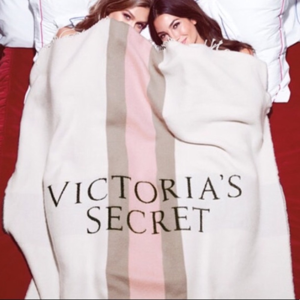 Victoria's Secret Holiday Blanket Throw😍