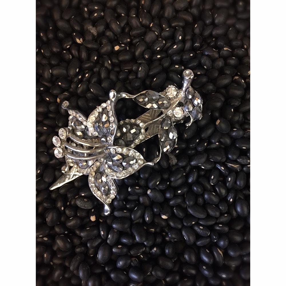 Large embellished hair accessory