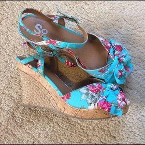 Floral wedges🎉On Hour Sale🎉