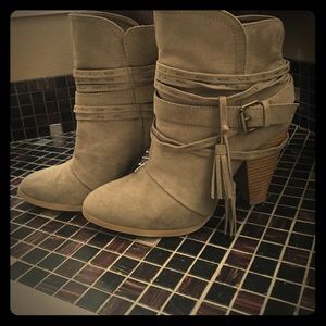 Western style bootie with tassel ( taupe)