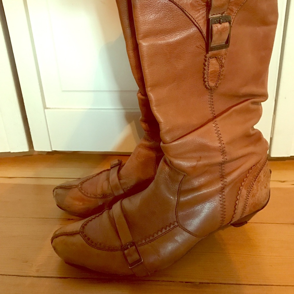 Sweet vintage leather boots w/ feminine detailing
