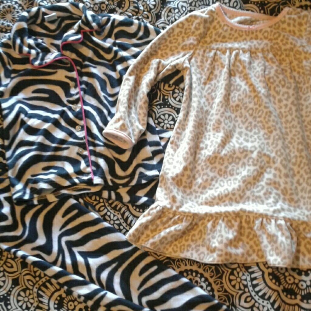 Little girls pajamas lot size 4T 5T gown & Set