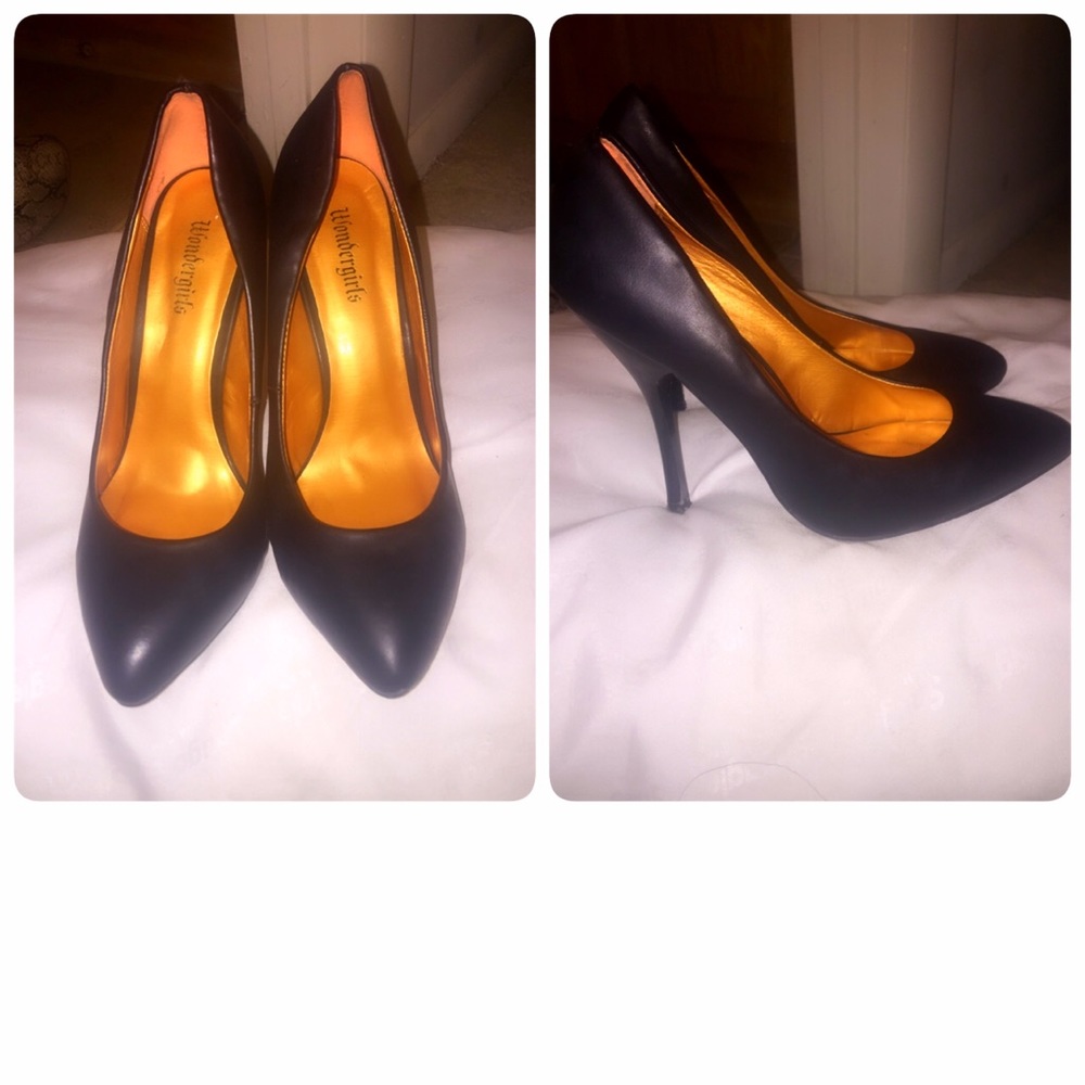 Black pumps