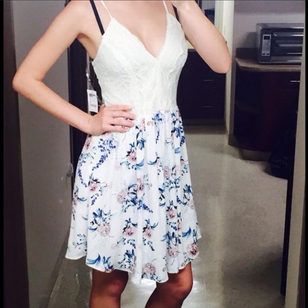 🎈PRICE REDUCED 🎉LACE AND FLORAL CHIFFON DRESS